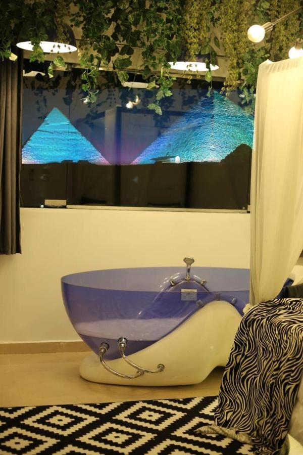 Jacuzzi Pyramids View شقة *