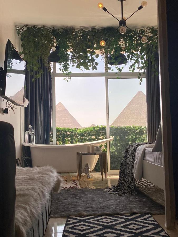 Jacuzzi Pyramids View * القاهرة