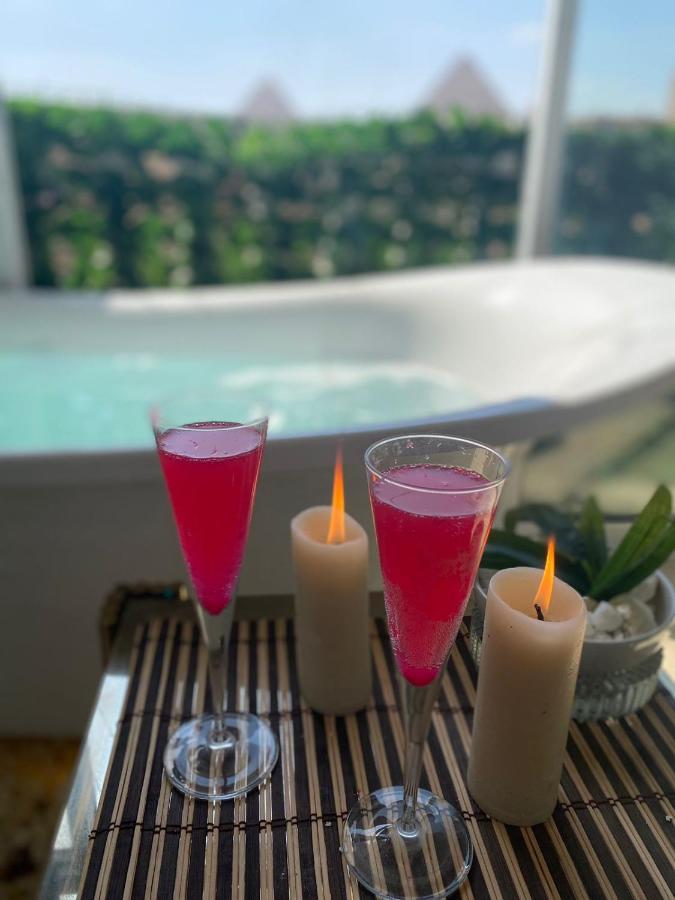 Jacuzzi Pyramids View Apartment Kairo