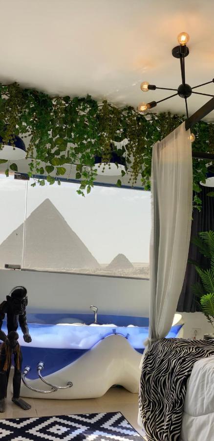Jacuzzi Pyramids View القاهرة