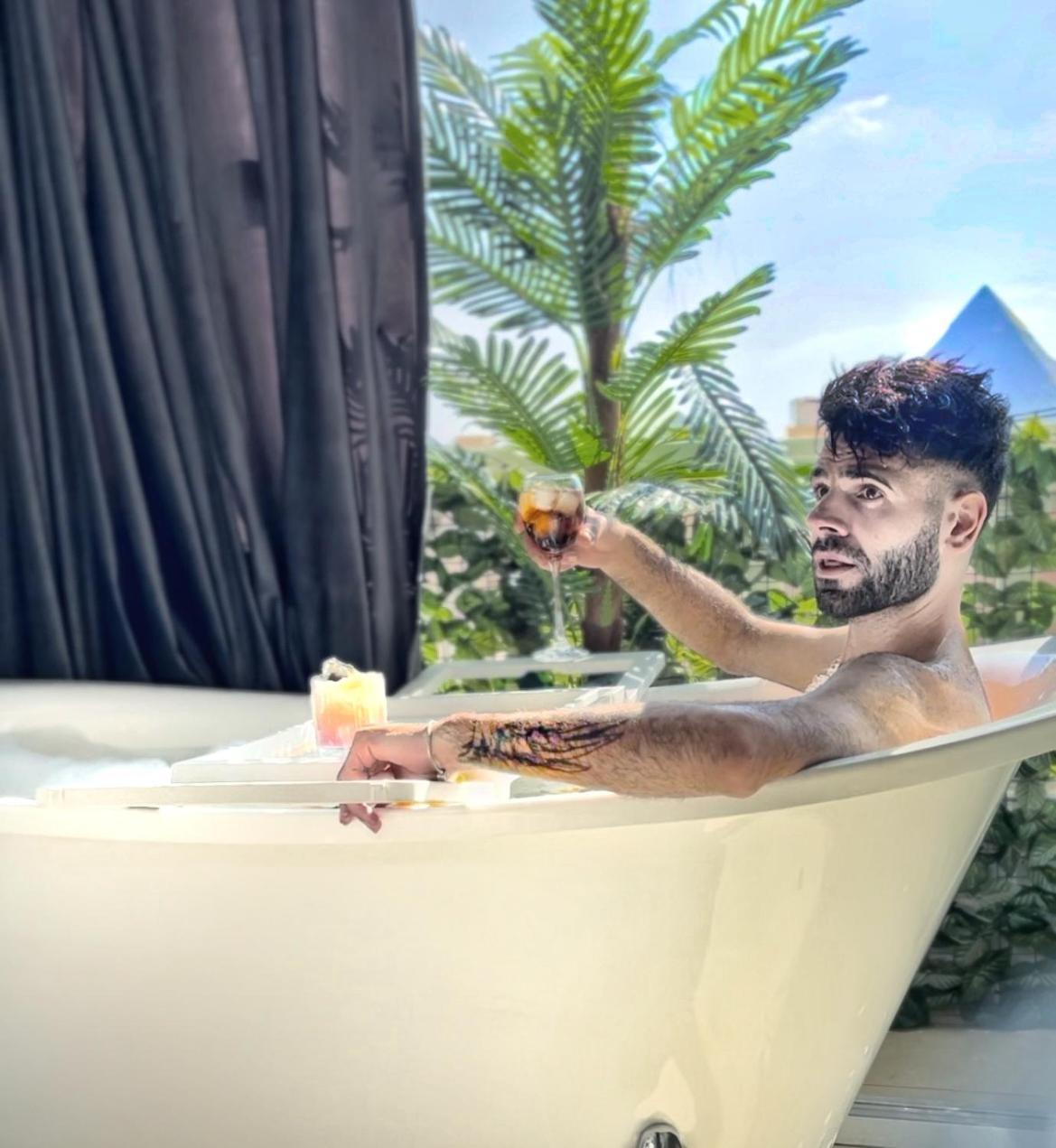 Jacuzzi Pyramids View شقة *