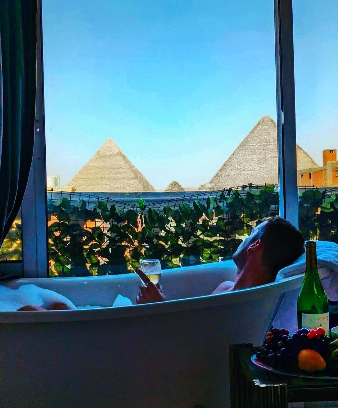 Jacuzzi Pyramids View Apartment Kairo